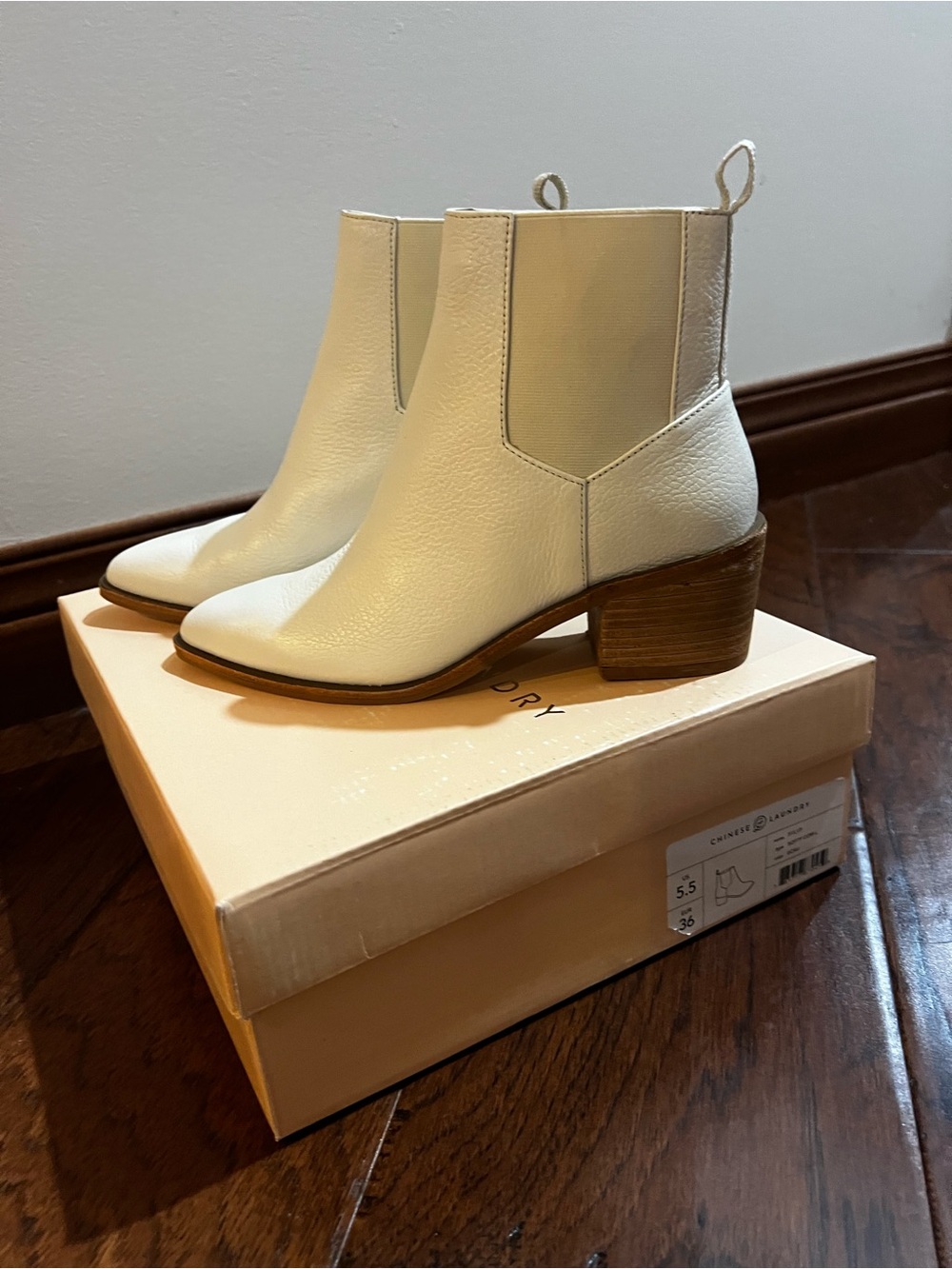 Chinese Laundry Filip Ecru Leather Chelsea Ankle Boots 5.5